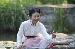 你是个好人小姐姐英文,Goodhearted Gal: A Heartwarming Tale of Compassion and Kindness