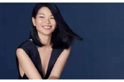 农村出身因相貌丑陋被瞧不起！遇贵人相助成为国际超模走向世界，国际超模白人